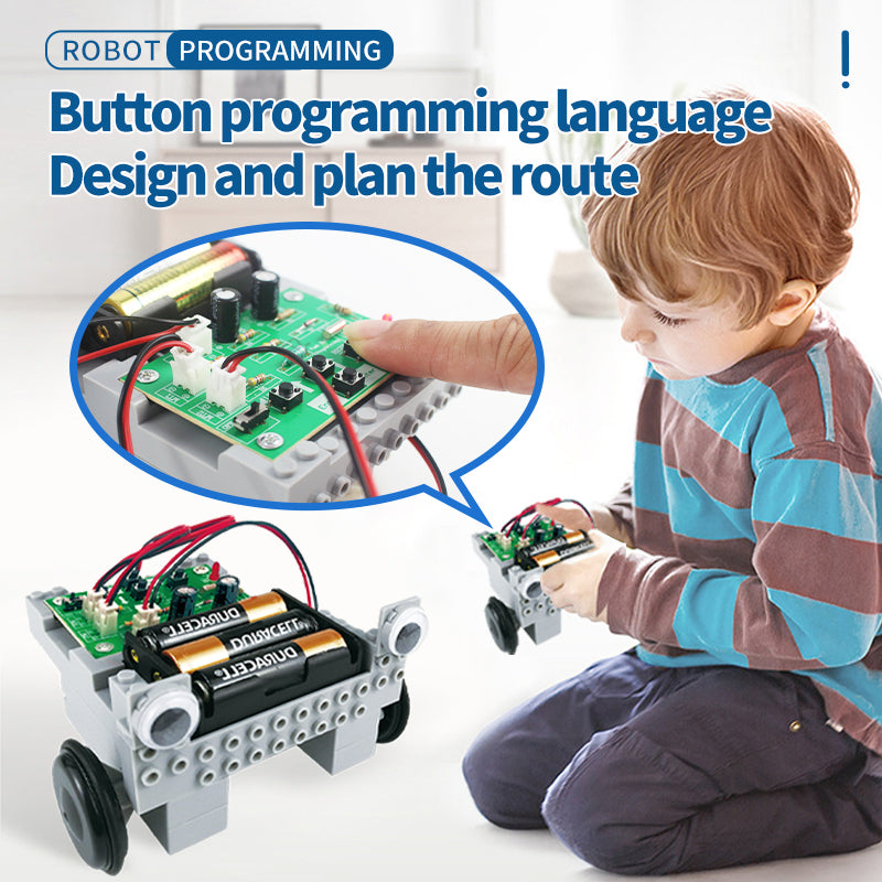 Criança a programar o percurso do robô com os botões da placa